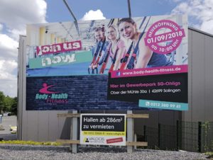 Gestaltung und Produktion von Werbeschildern